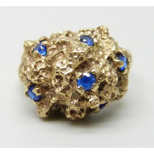 7202 - A 9ct gold Brutalist style ring set with blue stones, marked GR, 5.2g, N