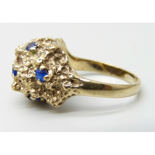 7202 - A 9ct gold Brutalist style ring set with blue stones, marked GR, 5.2g, N