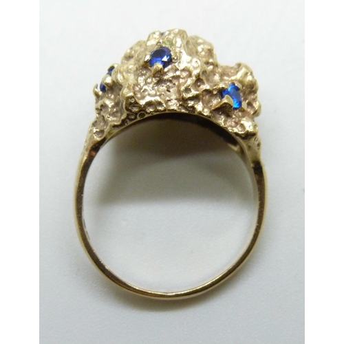 7202 - A 9ct gold Brutalist style ring set with blue stones, marked GR, 5.2g, N