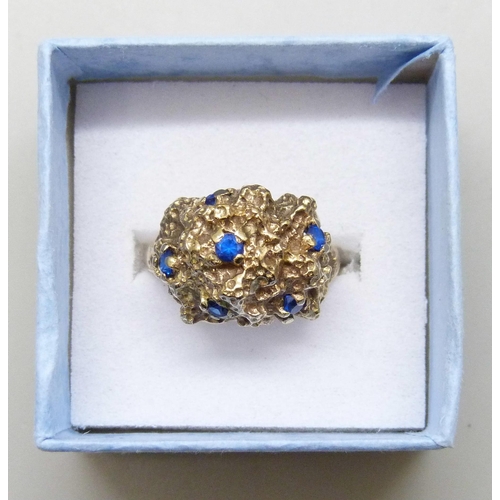 7202 - A 9ct gold Brutalist style ring set with blue stones, marked GR, 5.2g, N