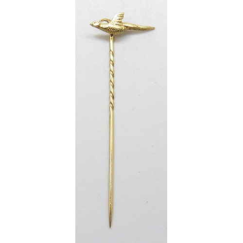 7210 - A yellow metal pheasant stick pin marked 18, 1.9g, 6.2cm, in a vintage box