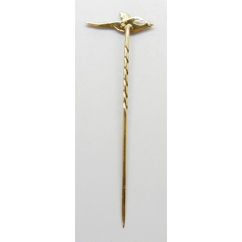 7210 - A yellow metal pheasant stick pin marked 18, 1.9g, 6.2cm, in a vintage box
