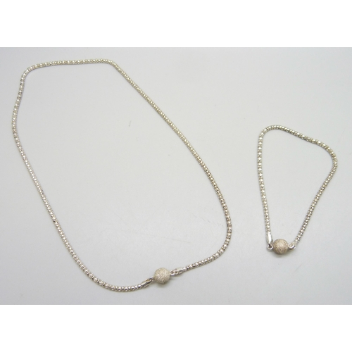 7222 - A matching silver necklace and bracelet with magnetic clasps, 13g