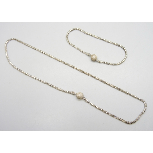 7222 - A matching silver necklace and bracelet with magnetic clasps, 13g