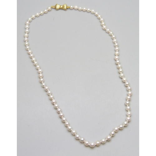 7229 - A pearl necklace with a 9ct gold bow clasp, 15.7g, 46.5cm