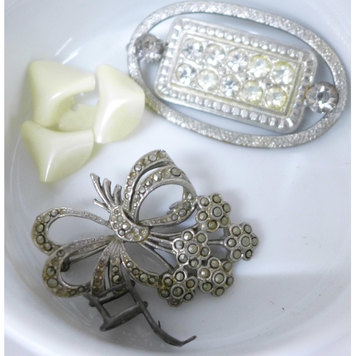 7244 - A collection of costume jewellery including a string of pearls with a 14ct gold clasp, 10.6g