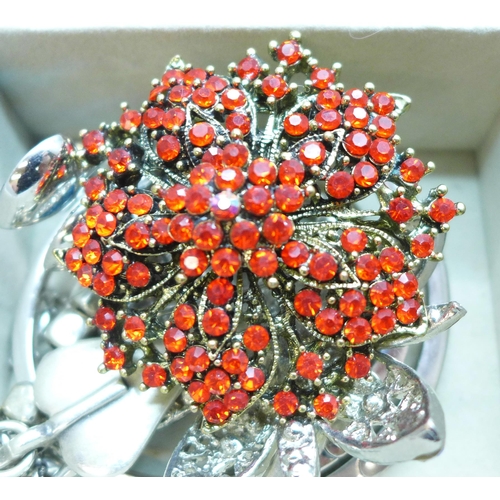 7250 - A tray containing costume jewellery