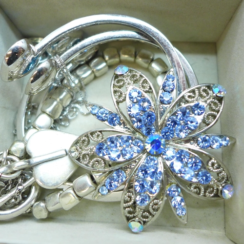 7250 - A tray containing costume jewellery