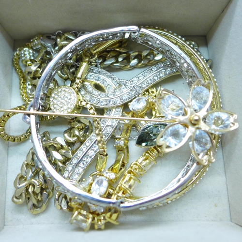 7250 - A tray containing costume jewellery