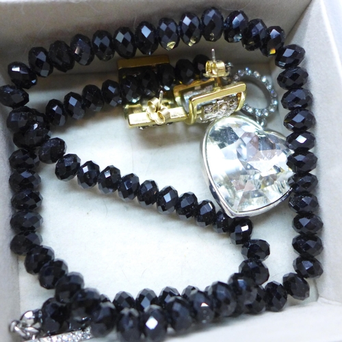 7250 - A tray containing costume jewellery