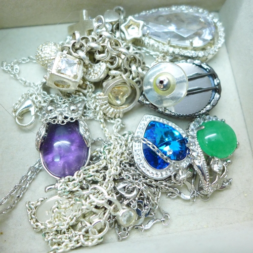 7250 - A tray containing costume jewellery