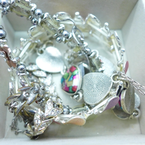 7250 - A tray containing costume jewellery