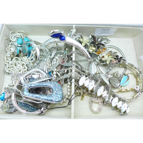 7250 - A tray containing costume jewellery
