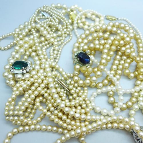 7255 - A collection of faux pearl necklaces