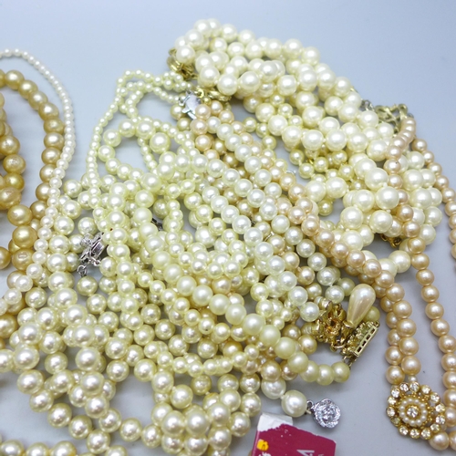 7255 - A collection of faux pearl necklaces
