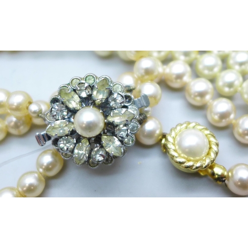 7255 - A collection of faux pearl necklaces