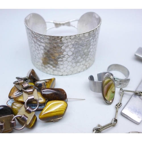 7256 - A collection of 1970s/1980s Brutalist and Modernist costume jewellery