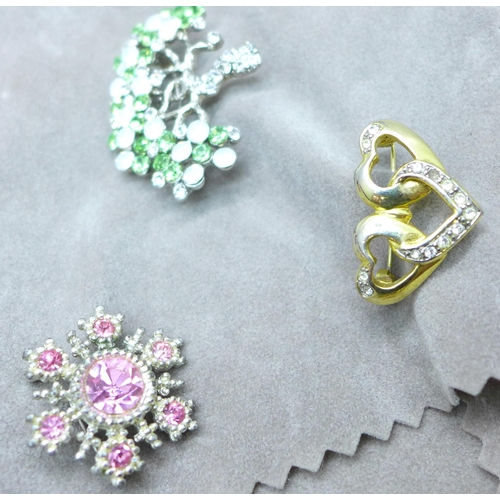 7256 - A collection of 1970s/1980s Brutalist and Modernist costume jewellery