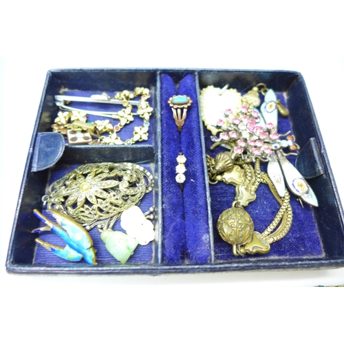 7260 - A jewellery case containing vintage jewellery including enamelled pieces