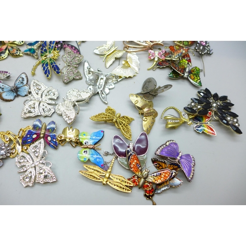 7264 - A large collection of butterfly brooches