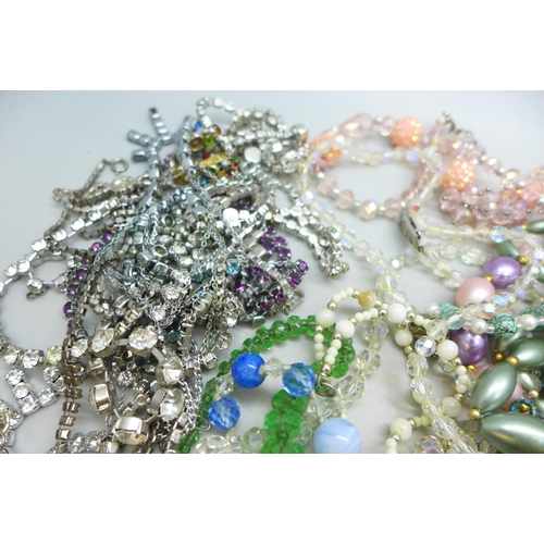 7265 - A collection of vintage bead necklaces and paste jewellery