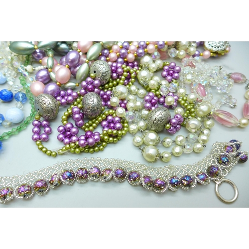 7265 - A collection of vintage bead necklaces and paste jewellery