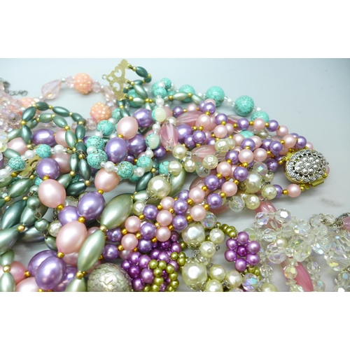 7265 - A collection of vintage bead necklaces and paste jewellery