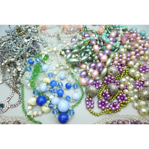 7265 - A collection of vintage bead necklaces and paste jewellery