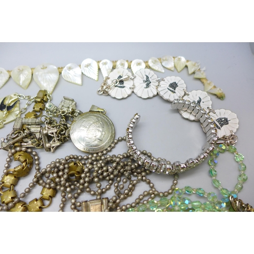 7268 - A collection of vintage costume jewellery