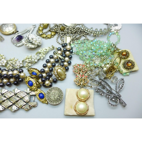 7268 - A collection of vintage costume jewellery