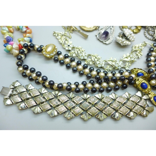 7268 - A collection of vintage costume jewellery