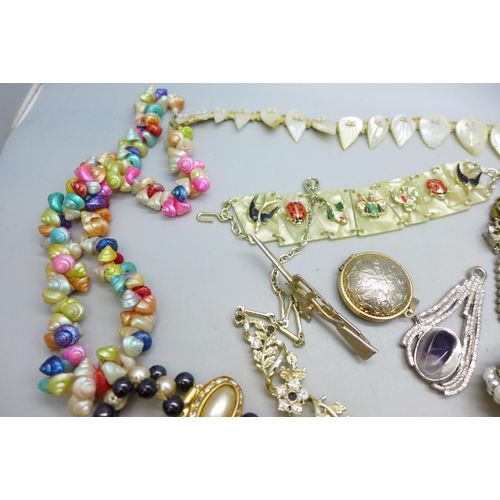 7268 - A collection of vintage costume jewellery