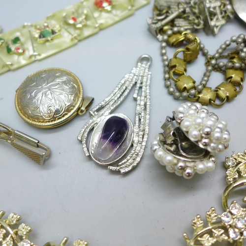 7268 - A collection of vintage costume jewellery