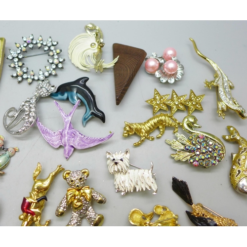 7270 - A collection of costume brooches including animal themed