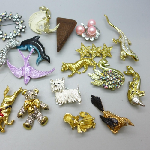 7270 - A collection of costume brooches including animal themed