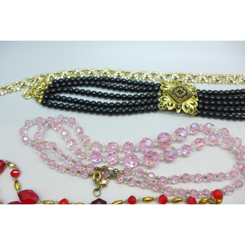 7271 - A collection of vintage costume jewellery