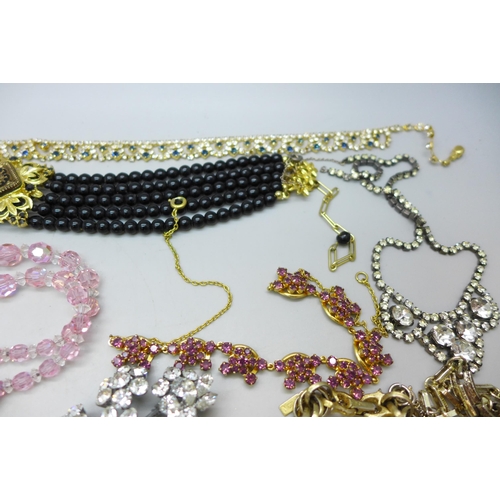 7271 - A collection of vintage costume jewellery