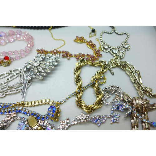 7271 - A collection of vintage costume jewellery