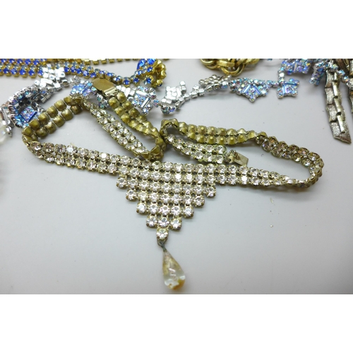 7271 - A collection of vintage costume jewellery