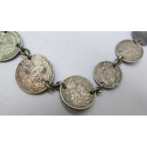 7272 - A coin bracelet including UK, USA and New Zealand coinage, 25g, 28cm