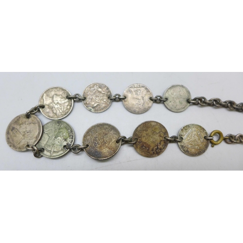7272 - A coin bracelet including UK, USA and New Zealand coinage, 25g, 28cm