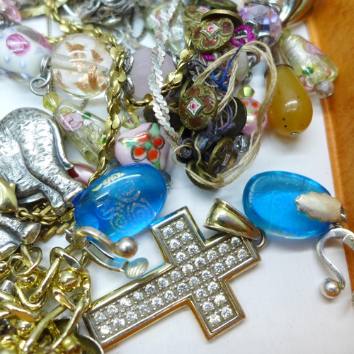 7274 - A collection of jewellery including two silver cross pendants, a pair of silver earrings, and other ... 