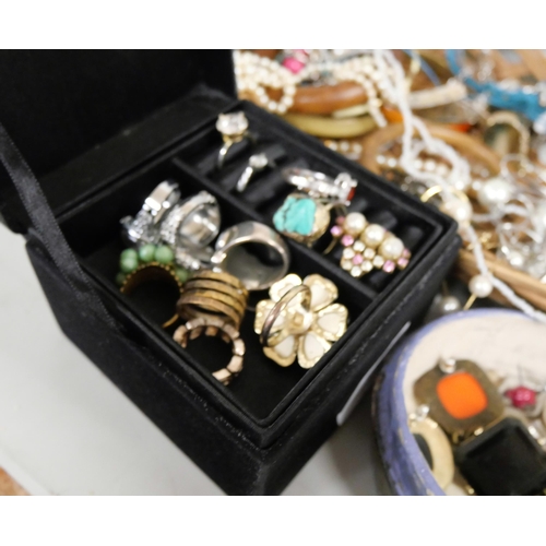 2115 - A collection of costume jewellery (26 pairs earrings, 20 rings, necklaces, brooches, bangles, etc.) ... 
