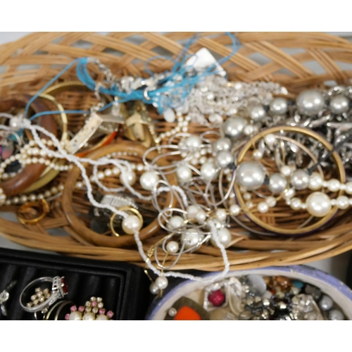 2115 - A collection of costume jewellery (26 pairs earrings, 20 rings, necklaces, brooches, bangles, etc.) ... 