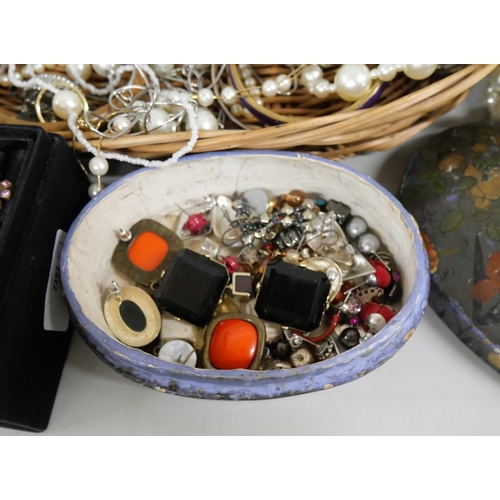 2115 - A collection of costume jewellery (26 pairs earrings, 20 rings, necklaces, brooches, bangles, etc.) ... 