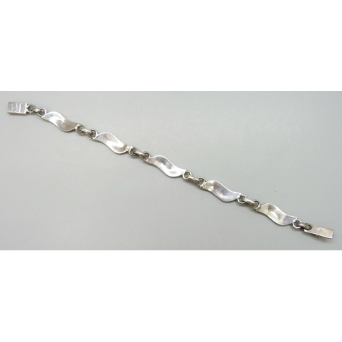 7047 - A Mexican silver wave design bracelet with gemstone and black enamel inlay, 19cm