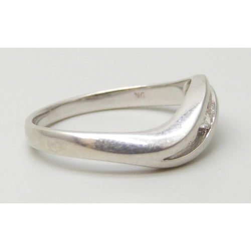 7031A - A 9ct white gold ring set with a diamond, 2.1g, M