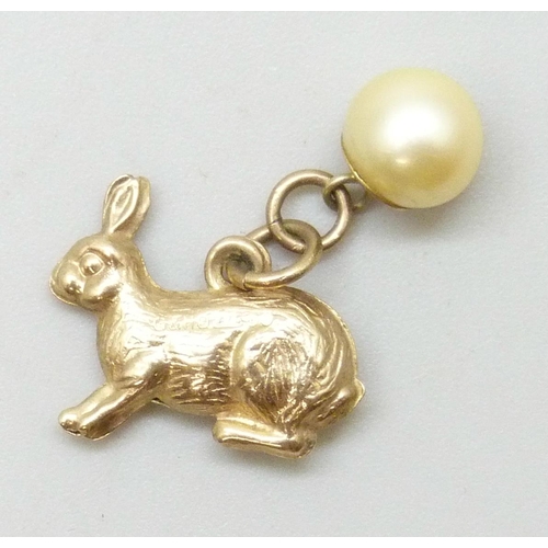 7010 - A 9ct gold rabbit charm with a cultured pearl in plated mount, 1.1g total weight