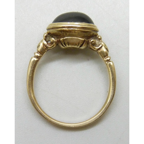 7014 - A 9ct gold ring set with a cabochon garnet, 3.4g, M
