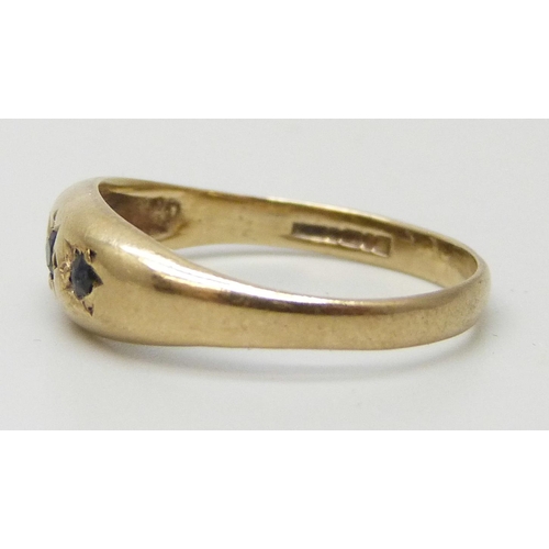 7015 - A 9ct gold three stone sapphire ring, 1.7g, P